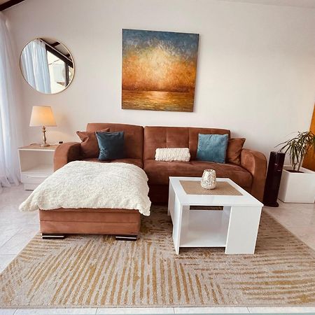 Seafront Apartment Terrace, Lounger & Panoramic Ocean Views Мелліха Екстер'єр фото