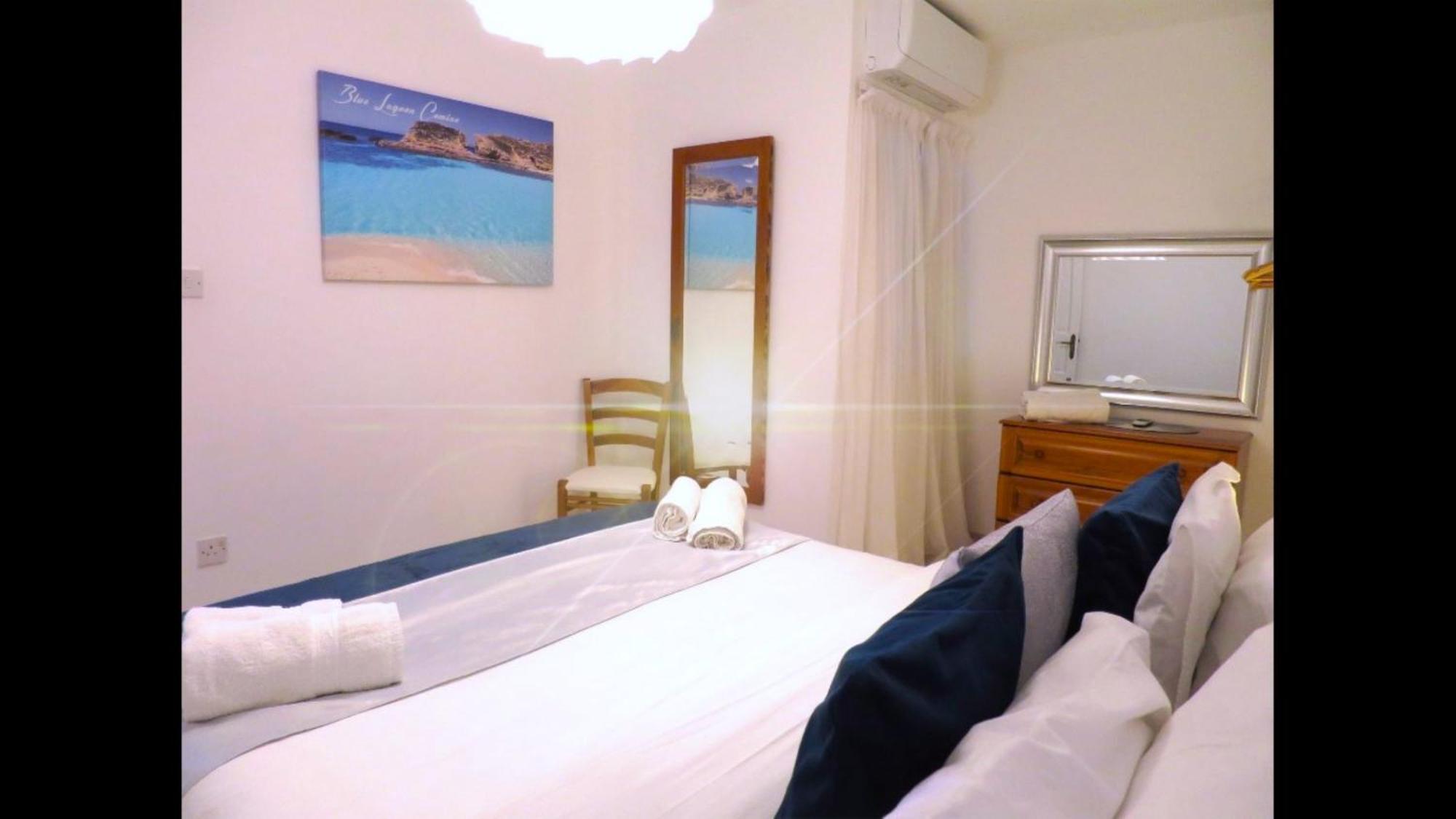 Seafront Apartment Terrace, Lounger & Panoramic Ocean Views Мелліха Номер фото