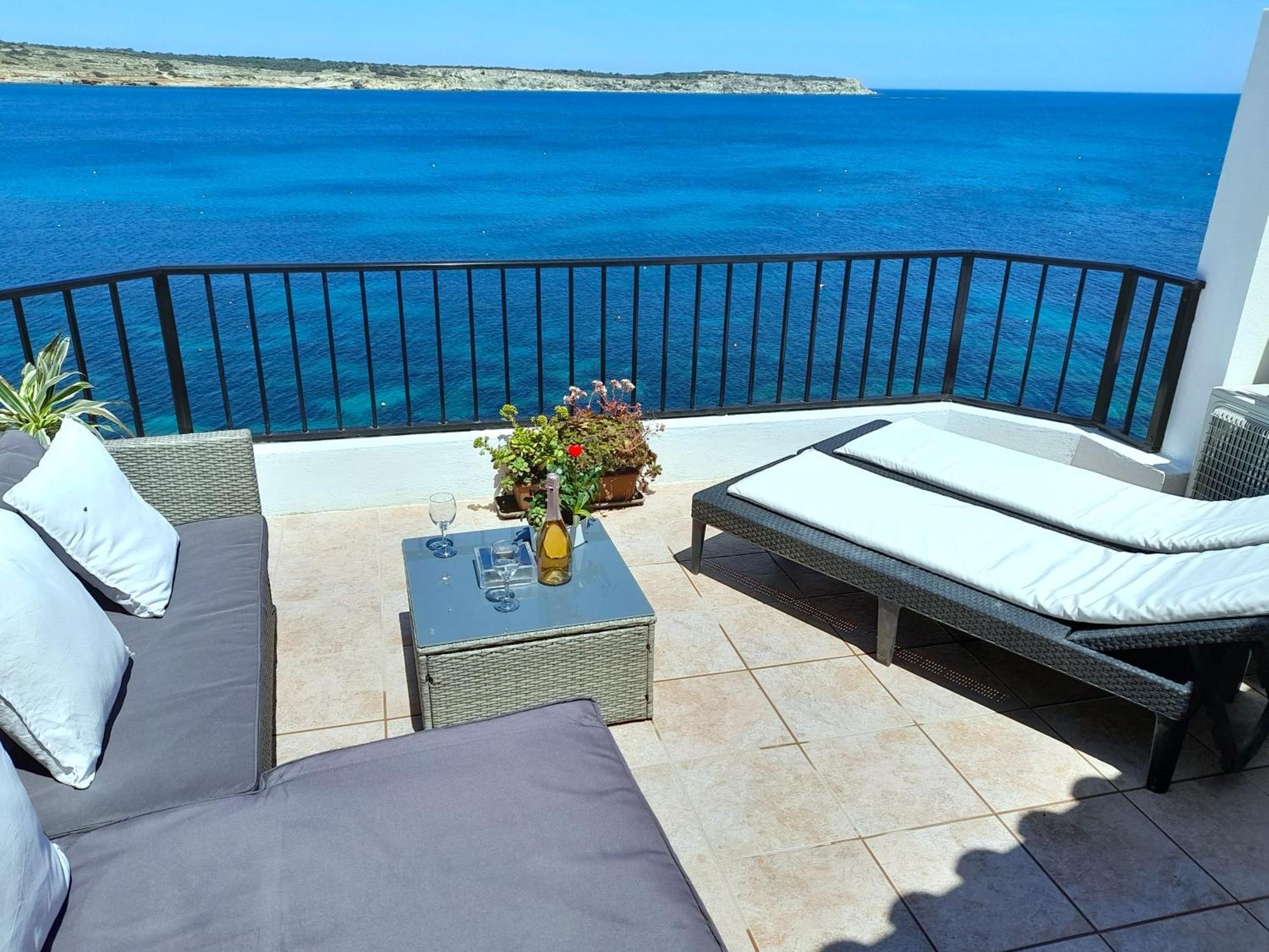 Seafront Apartment Terrace, Lounger & Panoramic Ocean Views Мелліха Номер фото