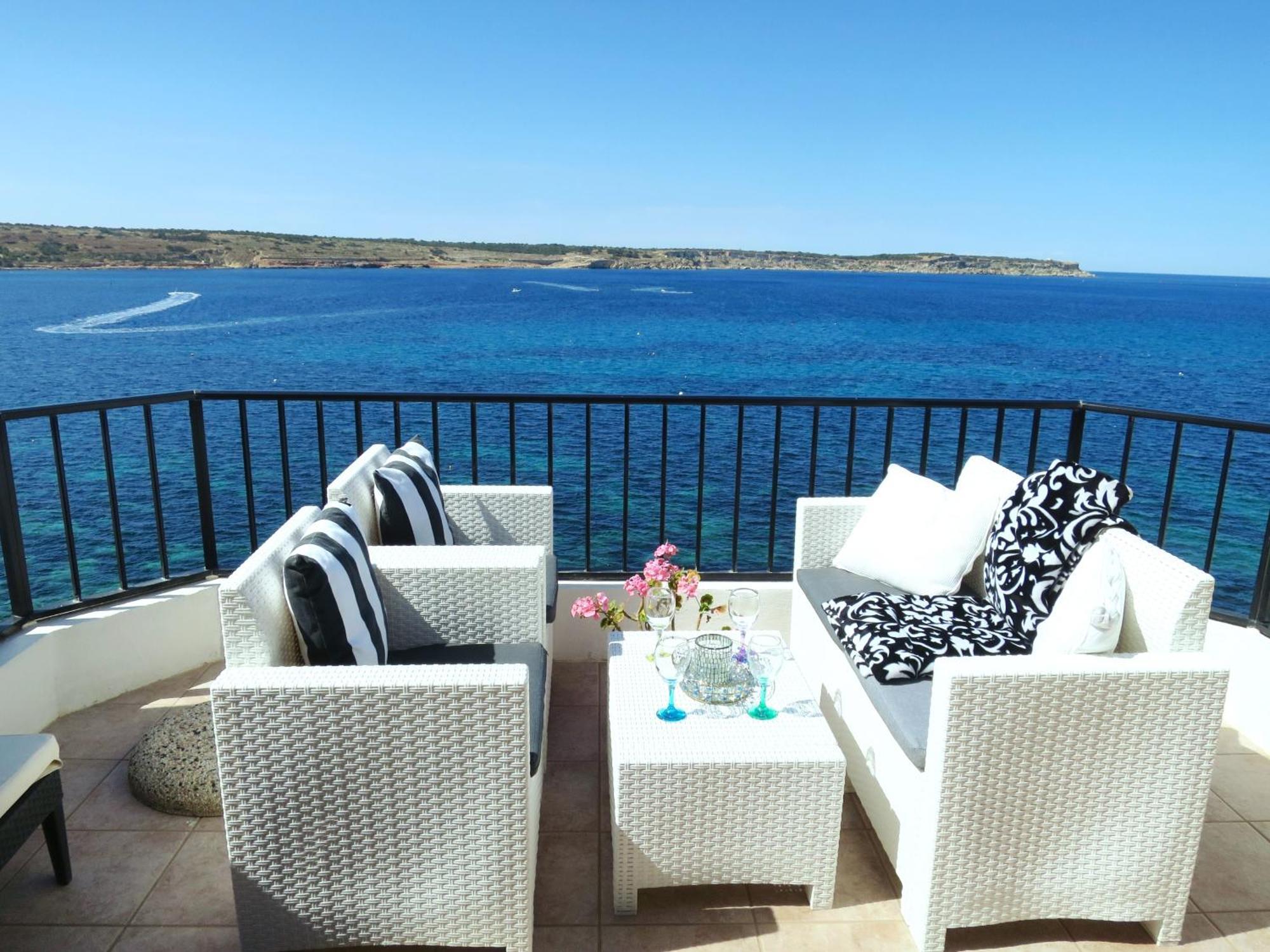 Seafront Apartment Terrace, Lounger & Panoramic Ocean Views Мелліха Екстер'єр фото