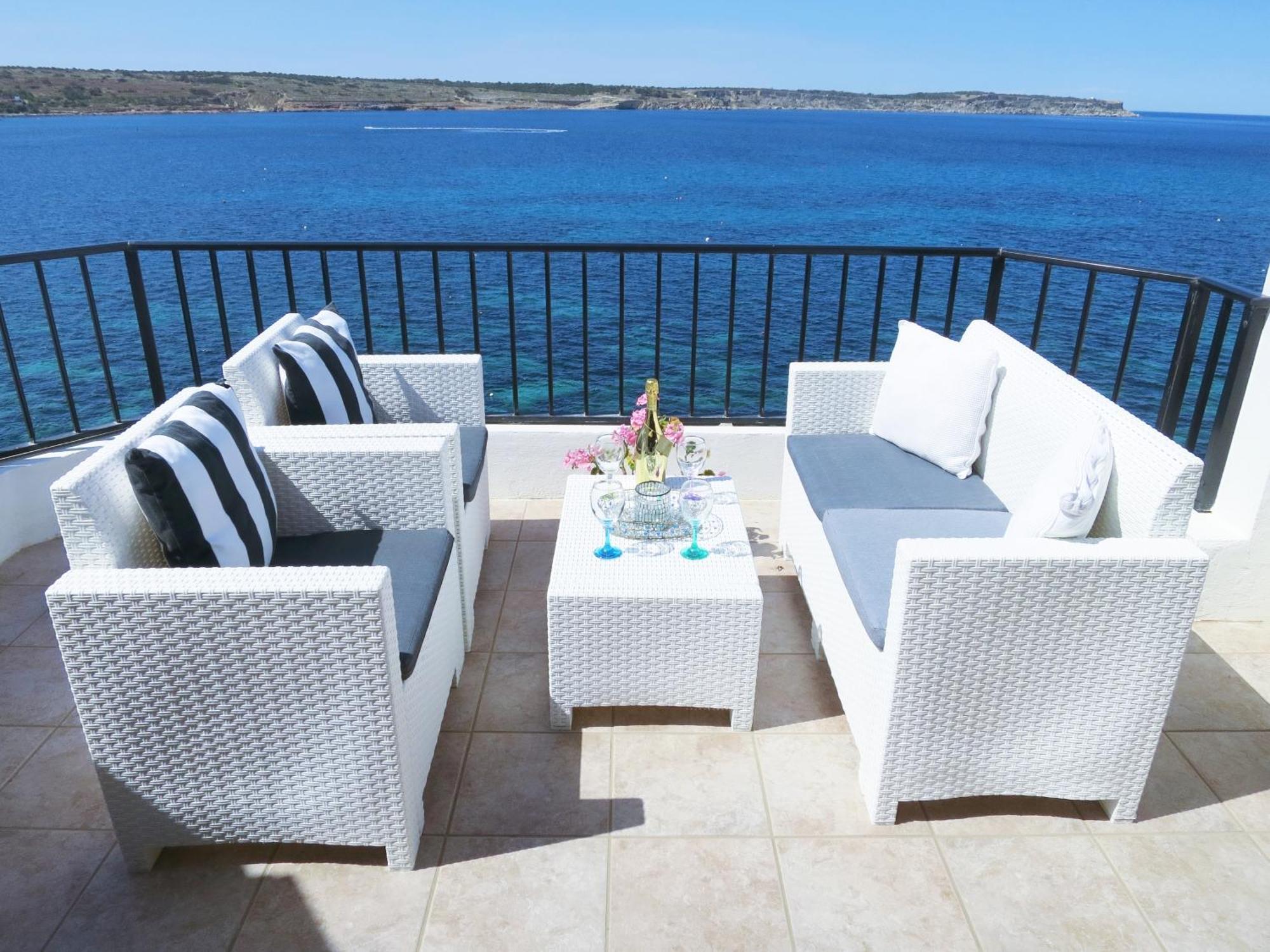 Seafront Apartment Terrace, Lounger & Panoramic Ocean Views Мелліха Екстер'єр фото