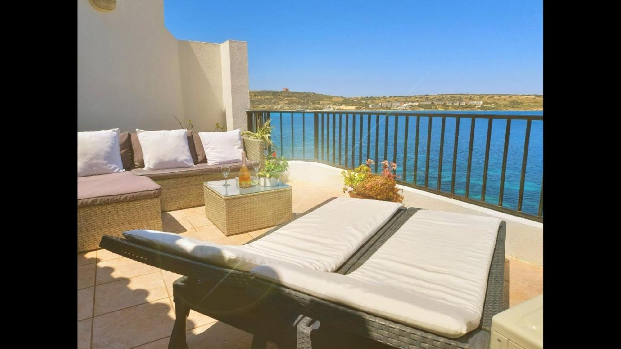 Seafront Apartment Terrace, Lounger & Panoramic Ocean Views Мелліха Номер фото