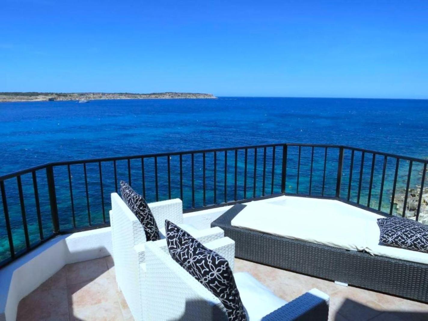 Seafront Apartment Terrace, Lounger & Panoramic Ocean Views Мелліха Екстер'єр фото