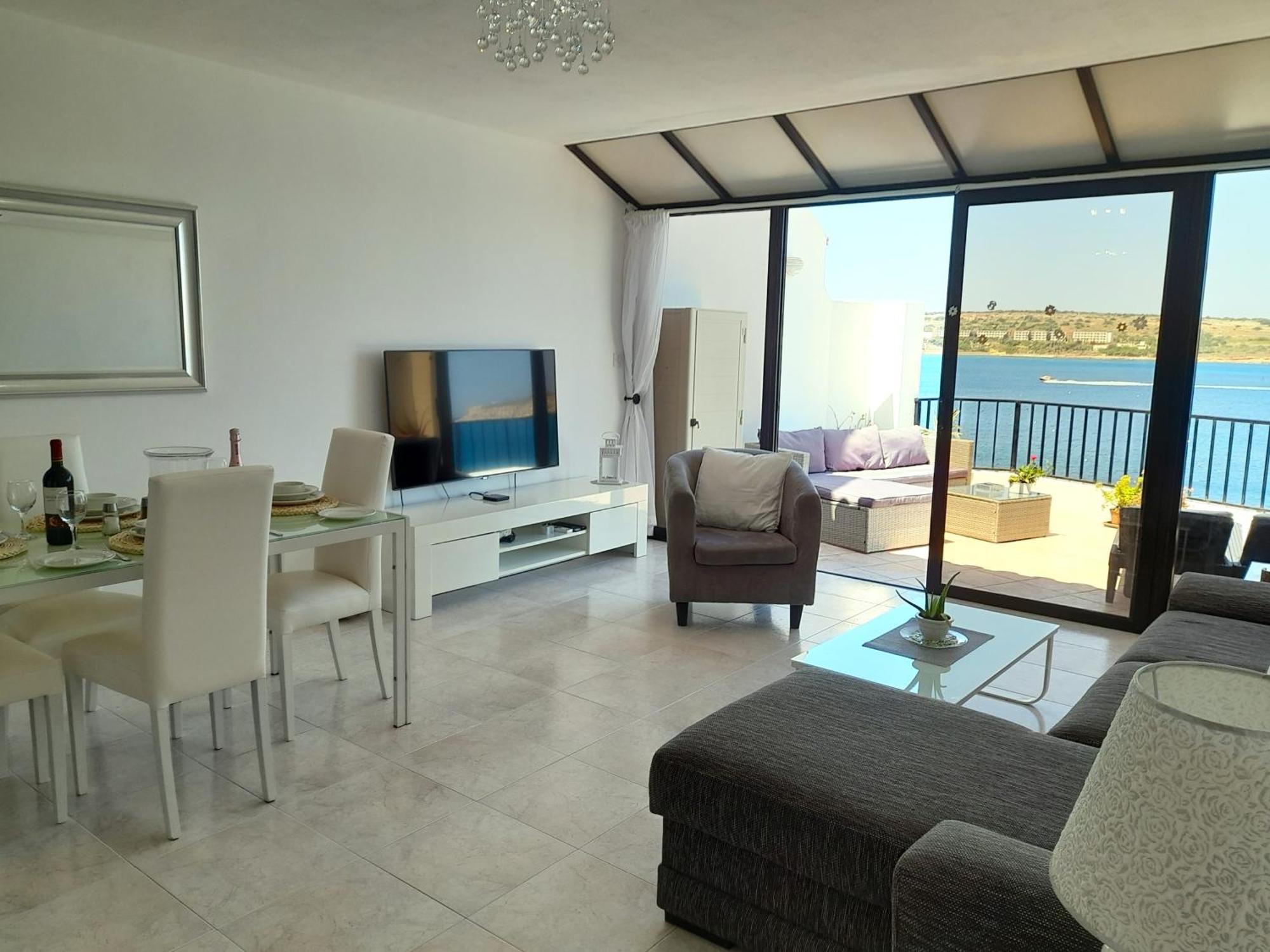 Seafront Apartment Terrace, Lounger & Panoramic Ocean Views Мелліха Номер фото
