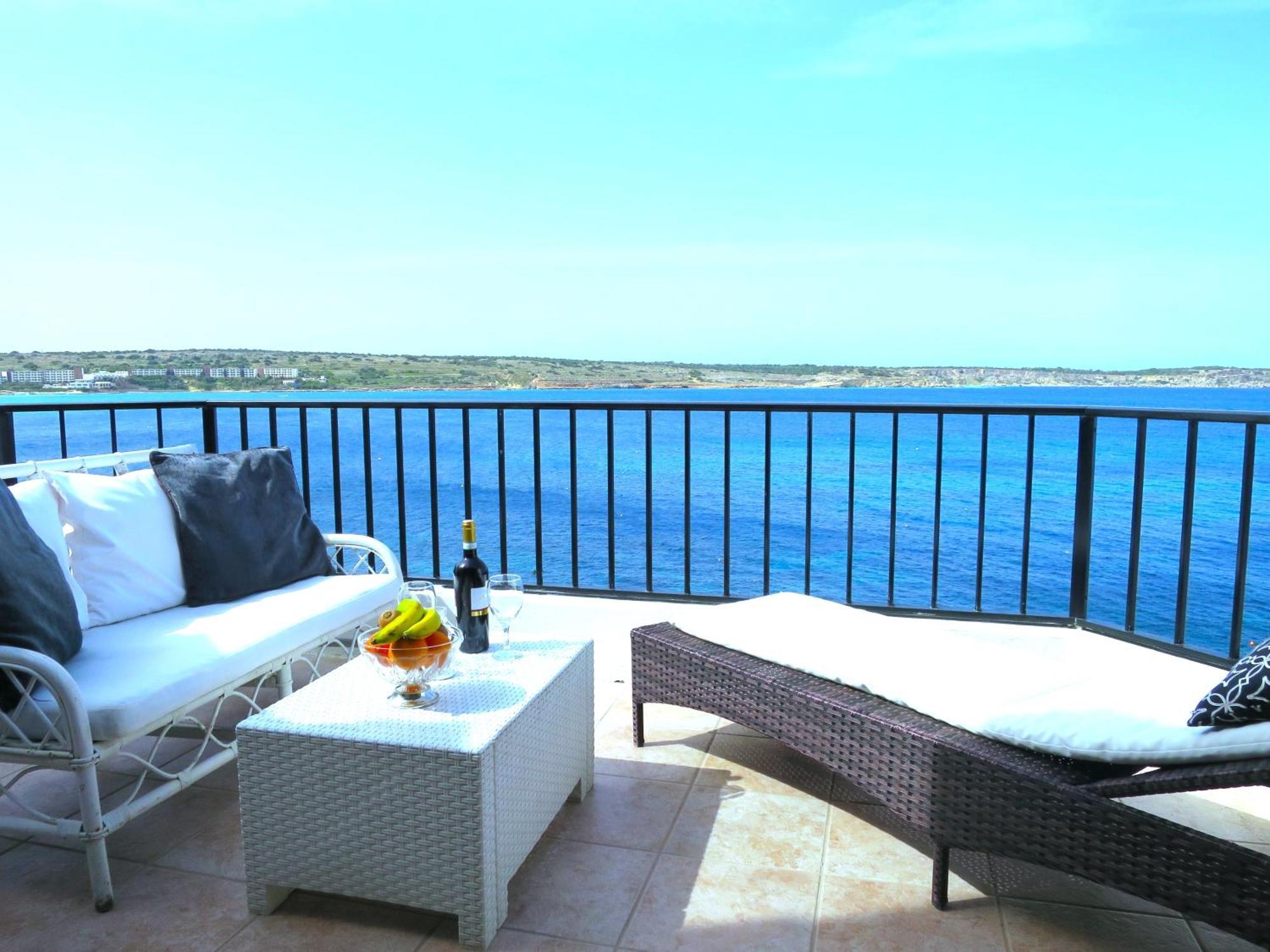 Seafront Apartment Terrace, Lounger & Panoramic Ocean Views Мелліха Екстер'єр фото