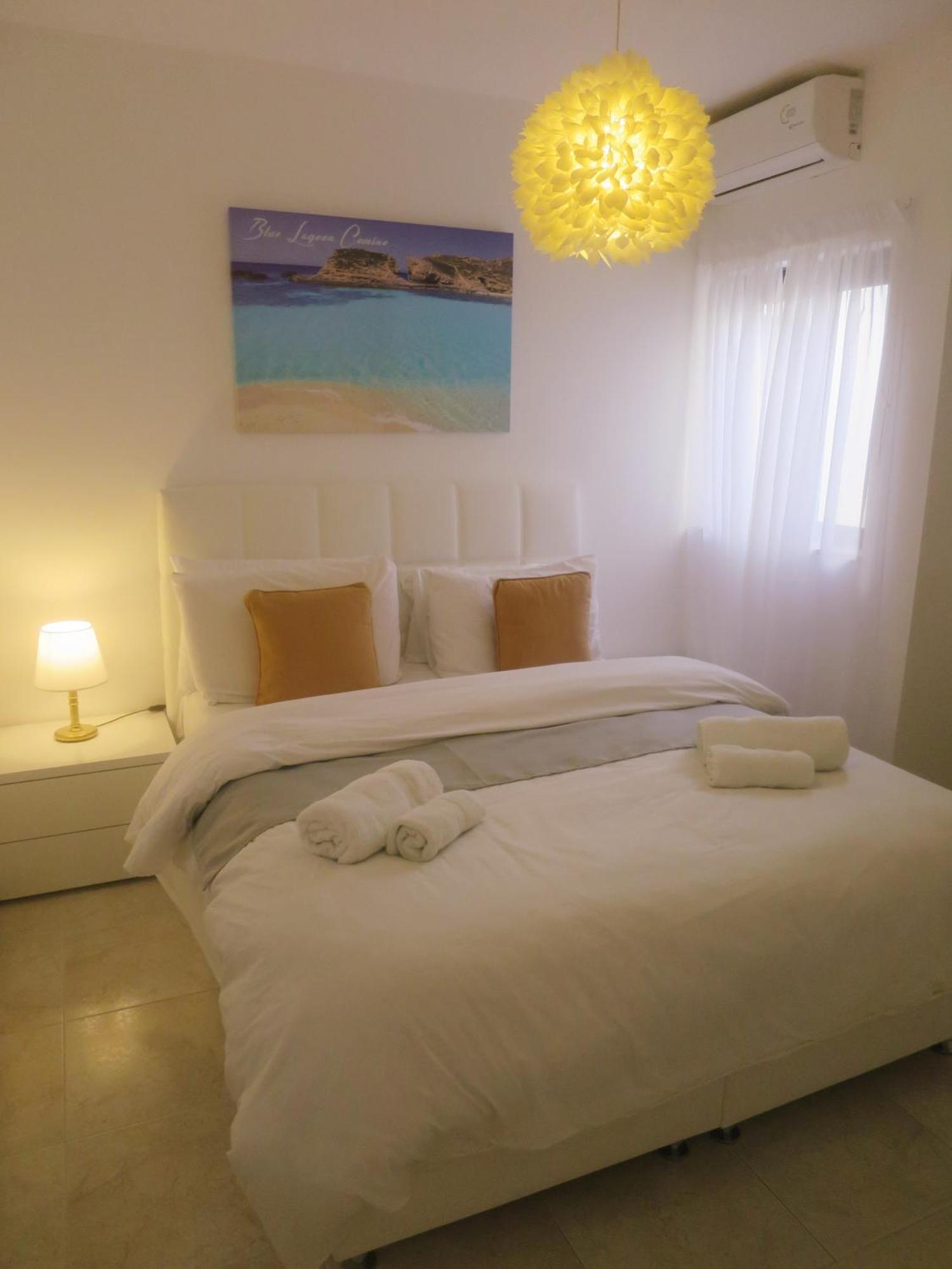 Seafront Apartment Terrace, Lounger & Panoramic Ocean Views Мелліха Екстер'єр фото