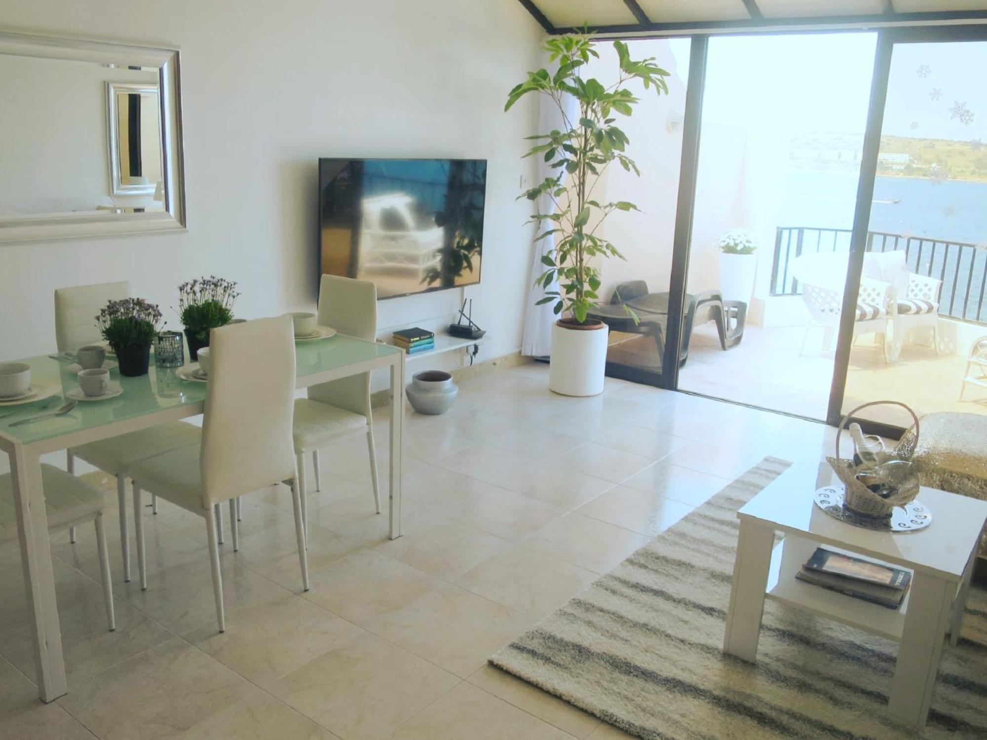 Seafront Apartment Terrace, Lounger & Panoramic Ocean Views Мелліха Номер фото