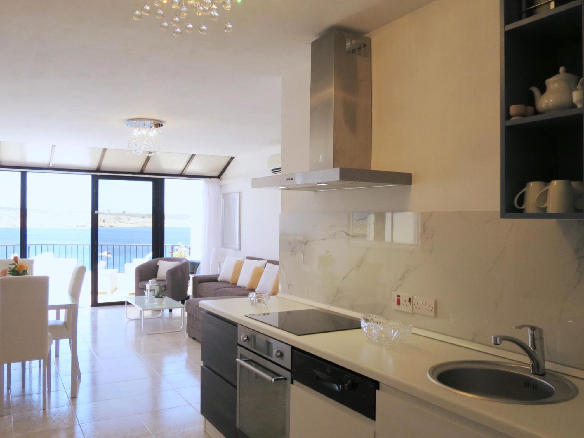 Seafront Apartment Terrace, Lounger & Panoramic Ocean Views Мелліха Номер фото