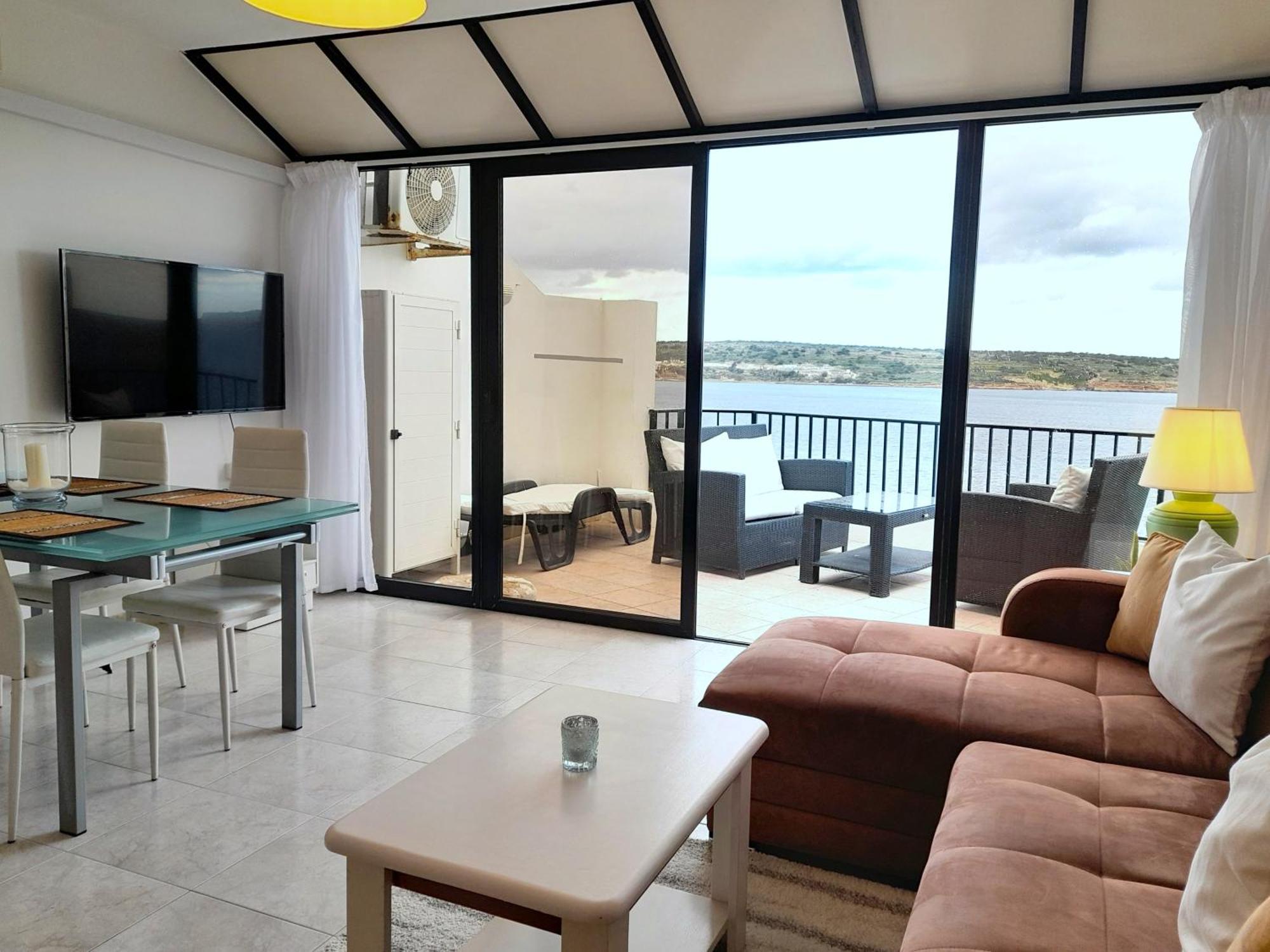 Seafront Apartment Terrace, Lounger & Panoramic Ocean Views Мелліха Номер фото