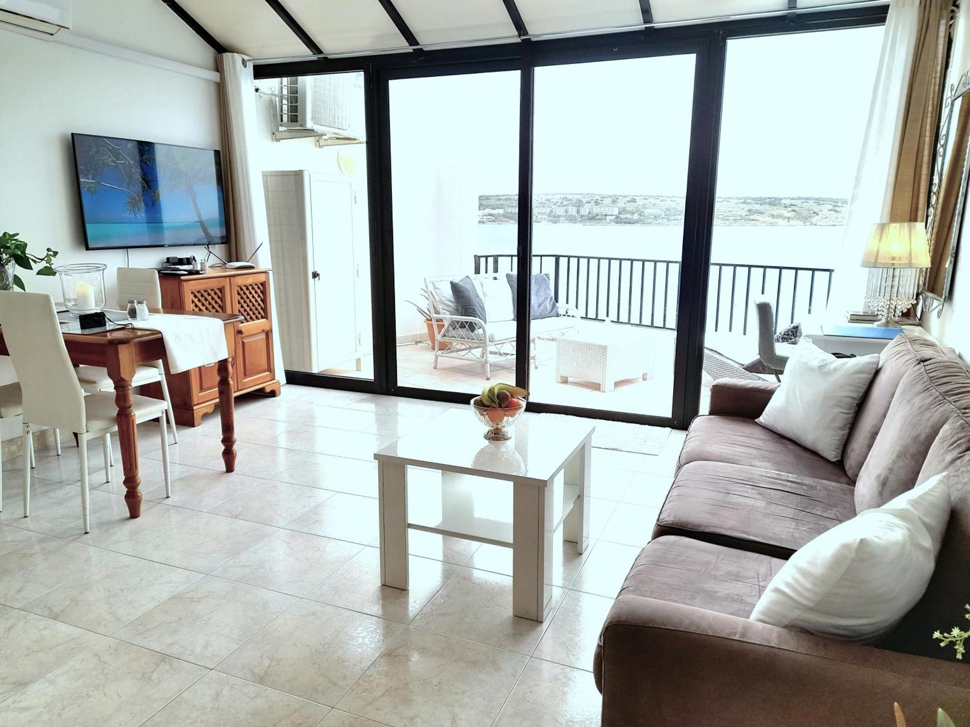 Seafront Apartment Terrace, Lounger & Panoramic Ocean Views Мелліха Номер фото