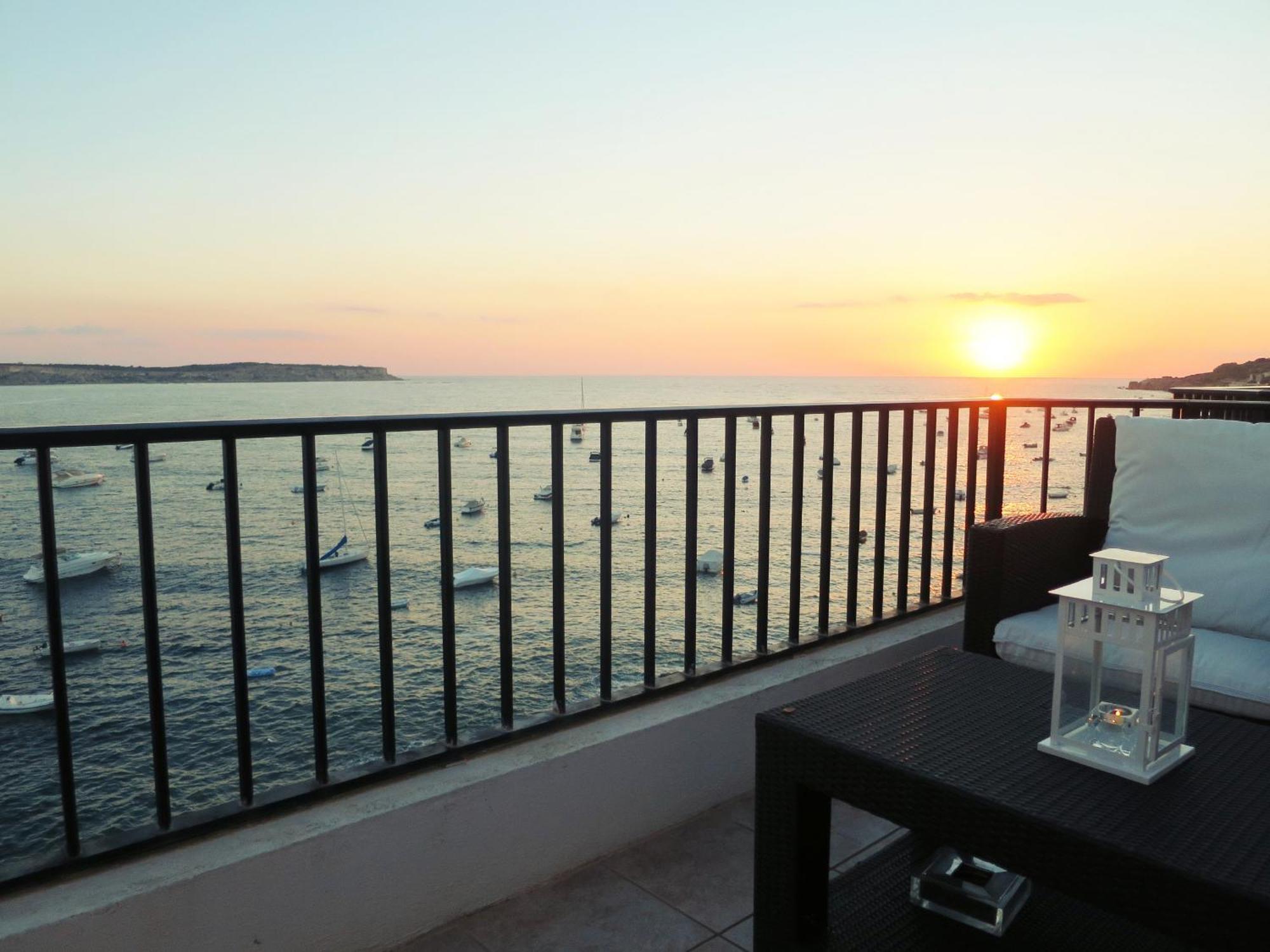 Seafront Apartment Terrace, Lounger & Panoramic Ocean Views Мелліха Екстер'єр фото