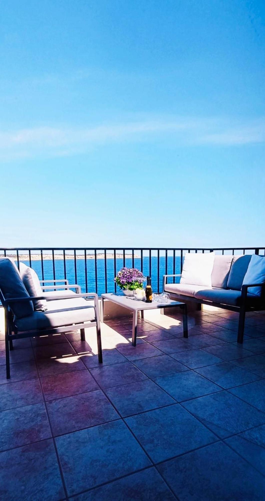 Seafront Apartment Terrace, Lounger & Panoramic Ocean Views Мелліха Екстер'єр фото